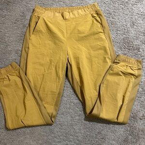 Athleta Textured Brooklyn Jogger Pants Size 6 Womens Tuscan Gold Color Casual